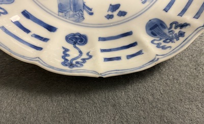 Een Chinees blauw-wit bord met geleerden bij een scroll, Chenghua merk, Kangxi